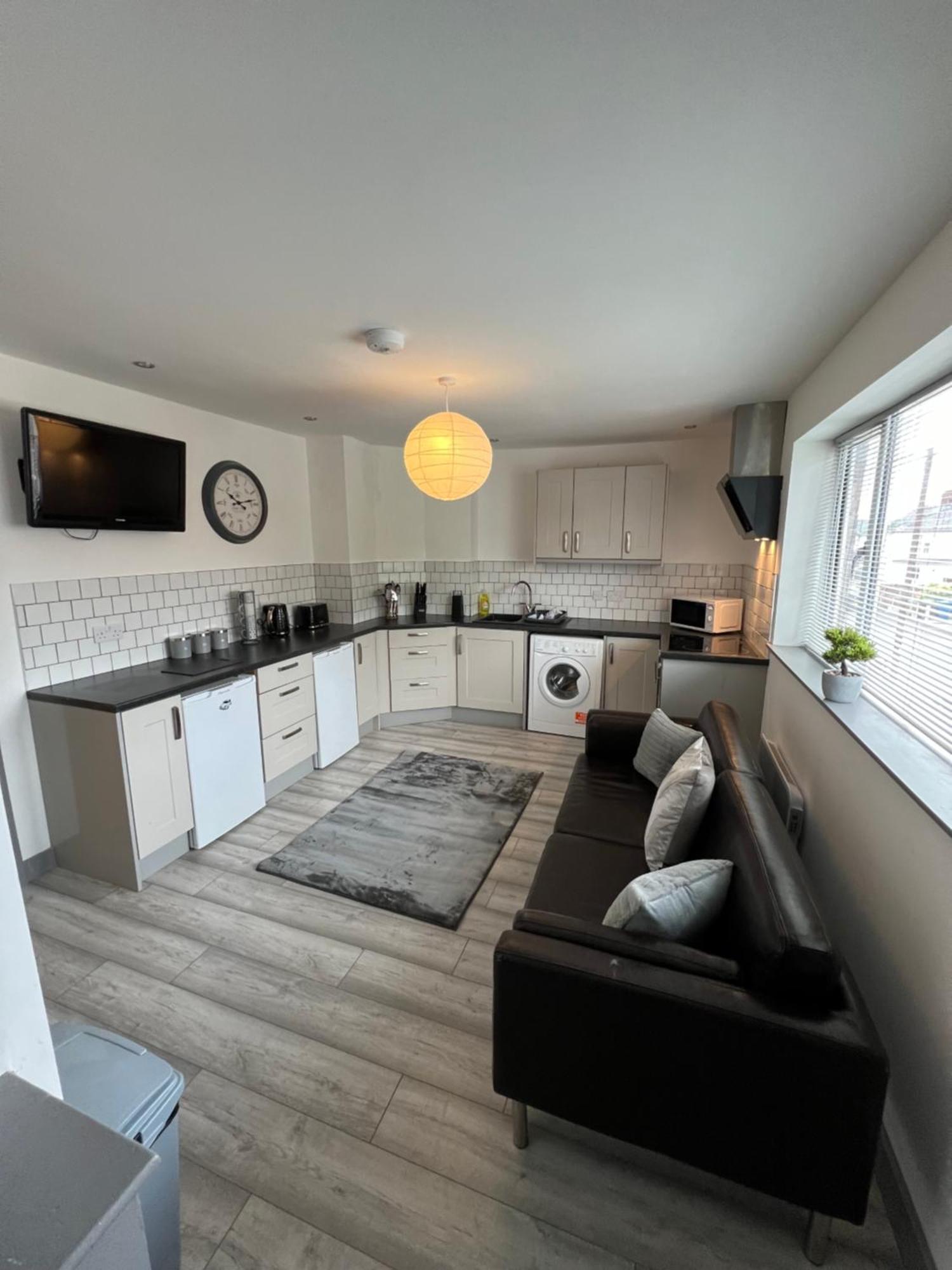Cosy Modern Apartment Уорингтън Екстериор снимка