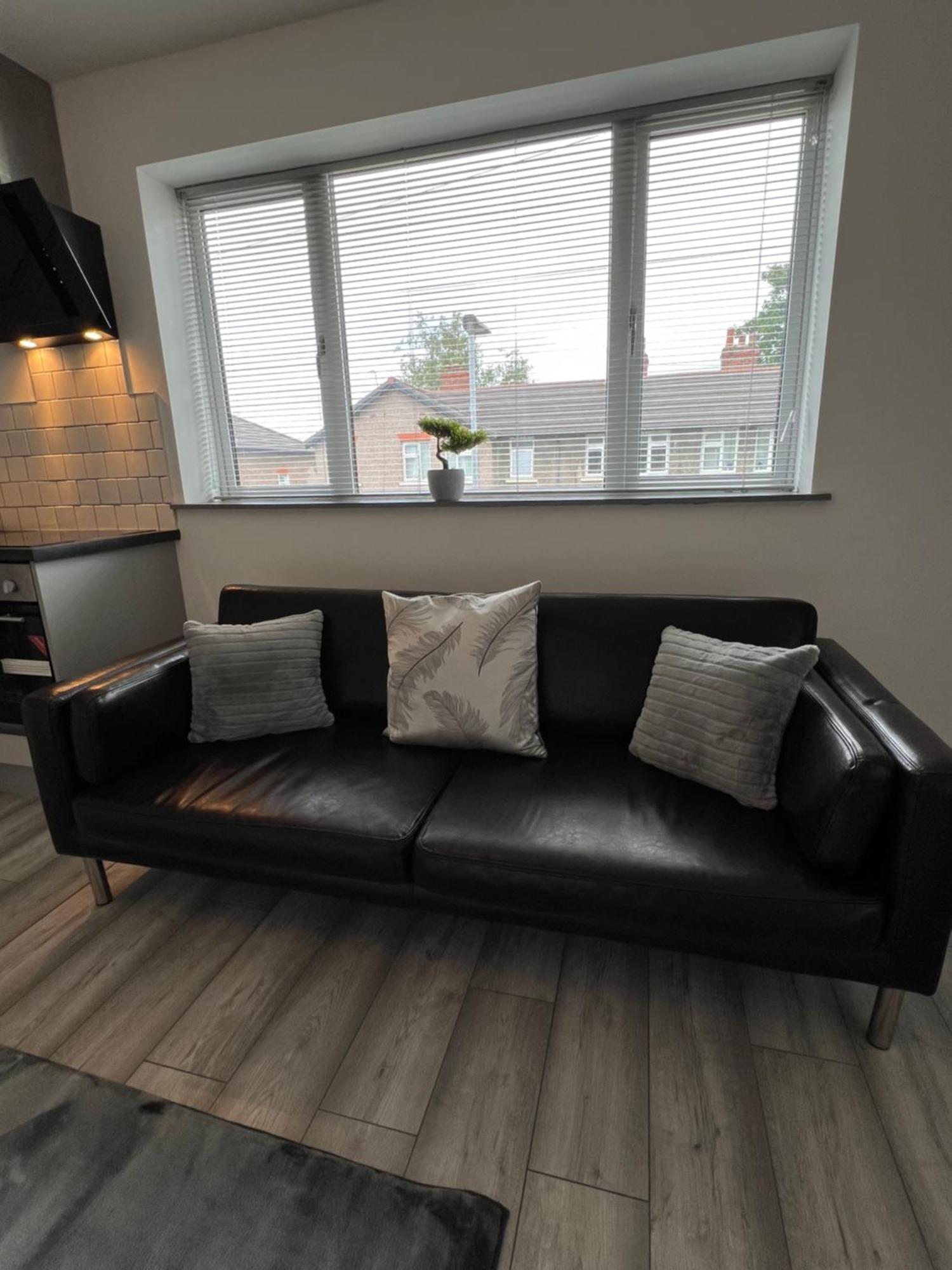 Cosy Modern Apartment Уорингтън Екстериор снимка